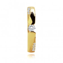 Inel din aur de 9K - zircon rotund într-un decupaj rotunjit, brațe decorate cu o linie de zirconii