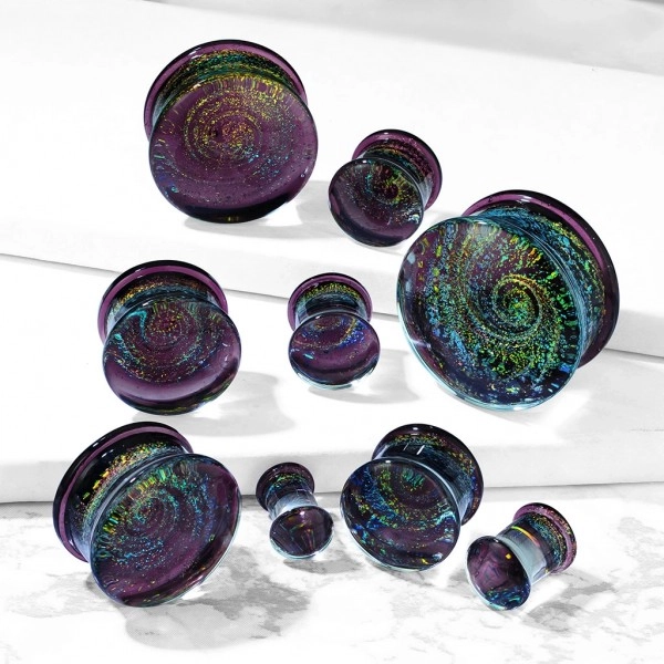 Plug de ureche din sticlă - mov, motiv galaxie, spirală cu sclipici colorat