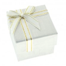 Cutie albă de cadou cu model grecesc și panglică