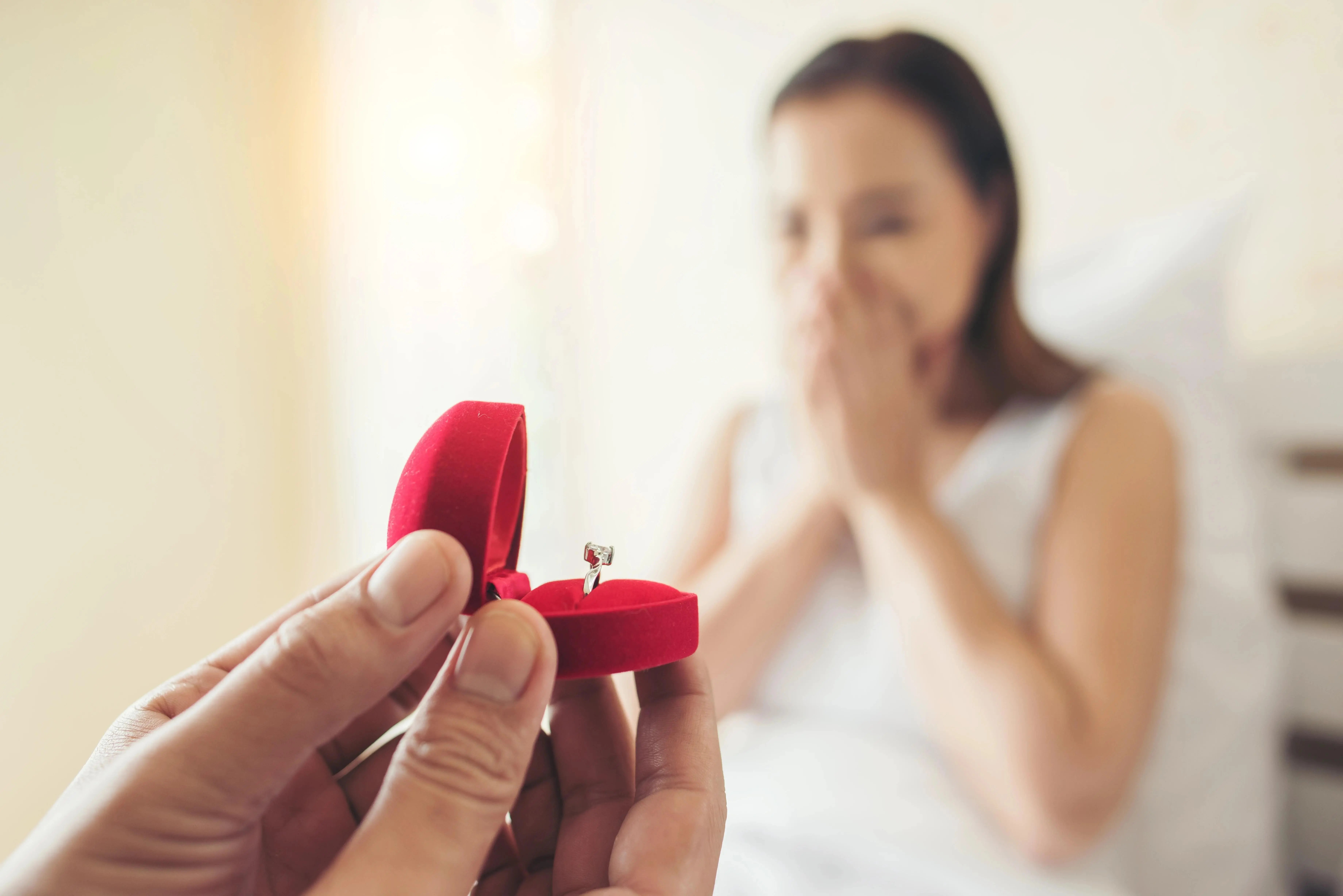 10 sfaturi pentru a alege un inel de logodnă care să nu te ruineze